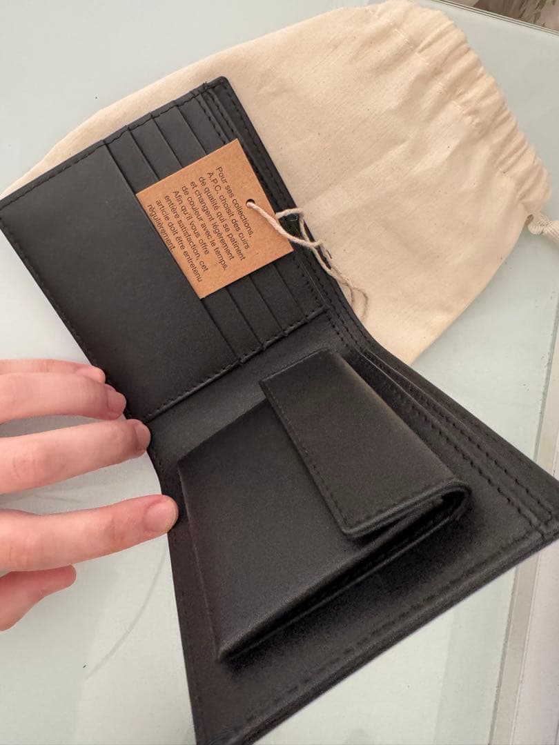 A.P.C. ブラックレザー二つ折り財布