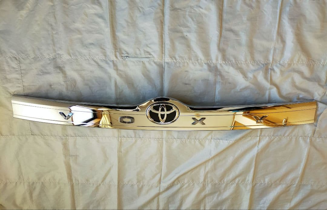 【美品】80系 ヴォクシー 後期型 純正 リヤ ゲート バックドア ガーニッシュ