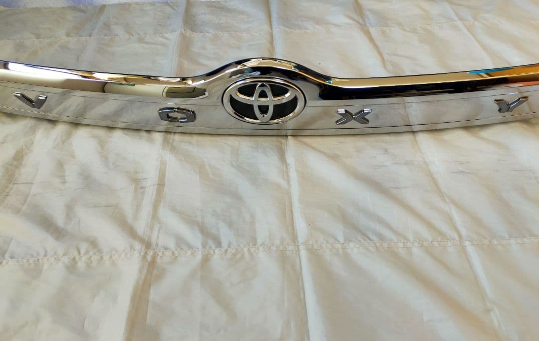 【美品】80系 ヴォクシー 後期型 純正 リヤ ゲート バックドア ガーニッシュ