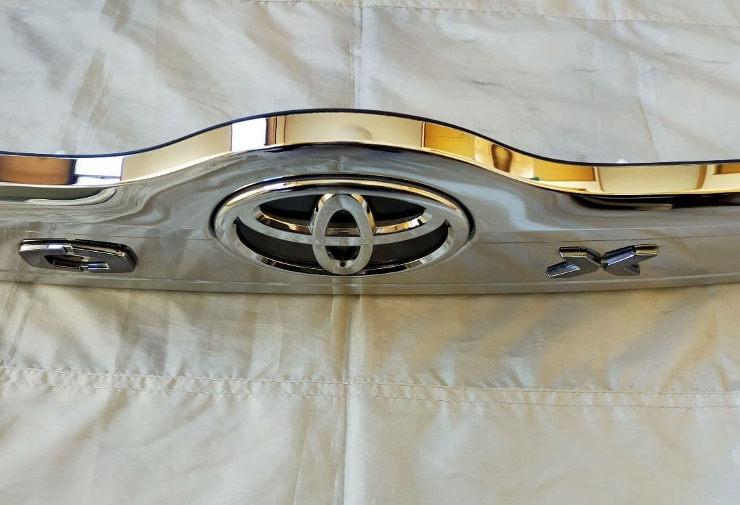 【美品】80系 ヴォクシー 後期型 純正 リヤ ゲート バックドア ガーニッシュ