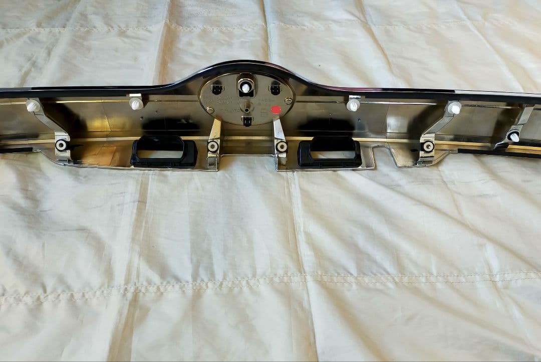 【美品】80系 ヴォクシー 後期型 純正 リヤ ゲート バックドア ガーニッシュ