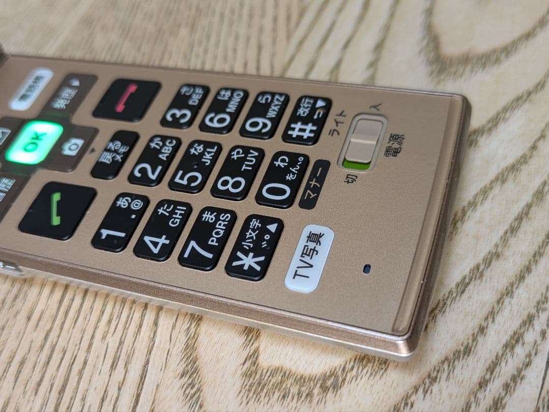 【美品】au簡単ケータイ KYF38本体シャンパンゴールド 充電器付き