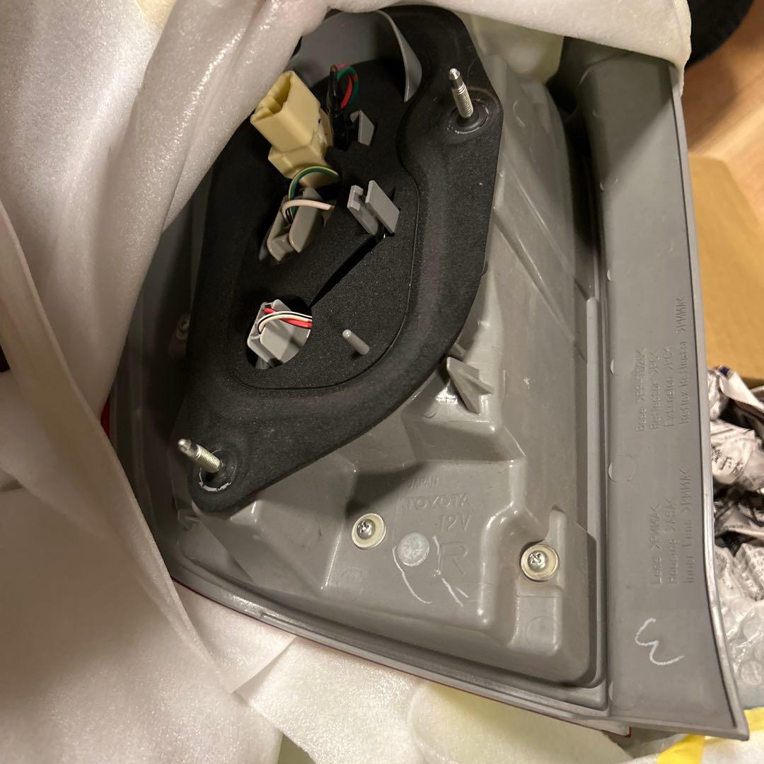 送込 140系カローラフィールダー後期 LEDテールランプ 右