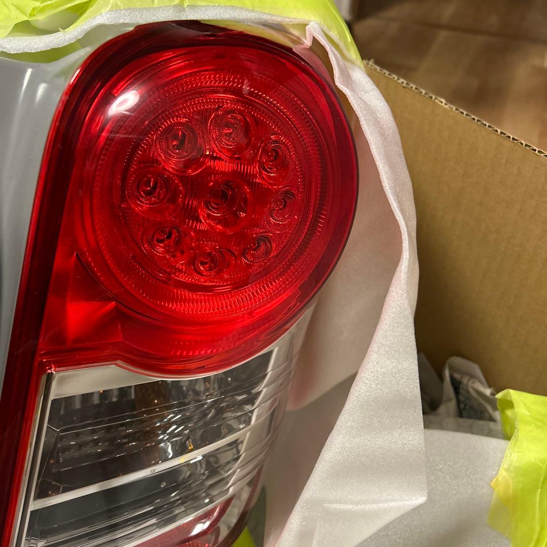 送込 140系カローラフィールダー後期 LEDテールランプ 右
