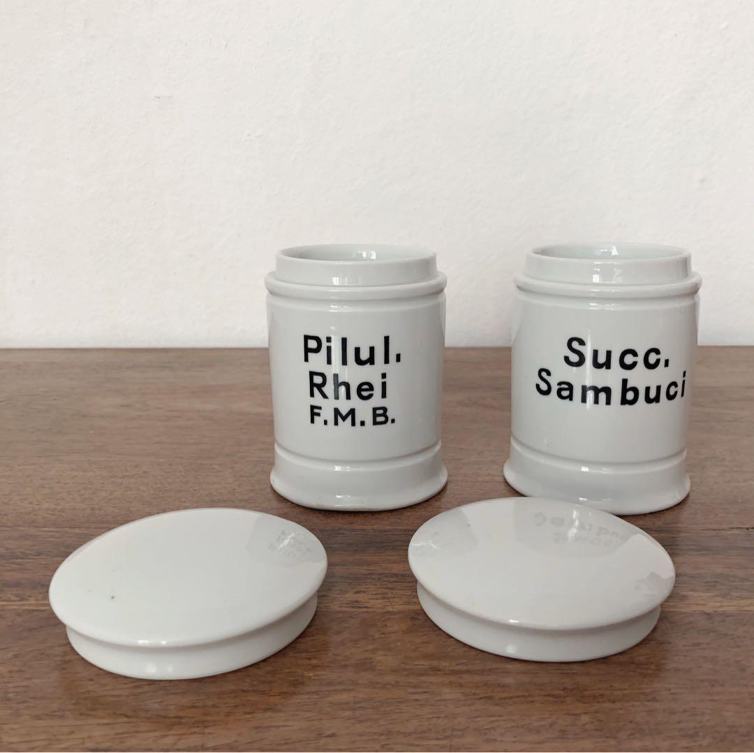 CO.さまおまとめ 【古い石鹸と重曹の容器と蓋付き薬瓶2つ】