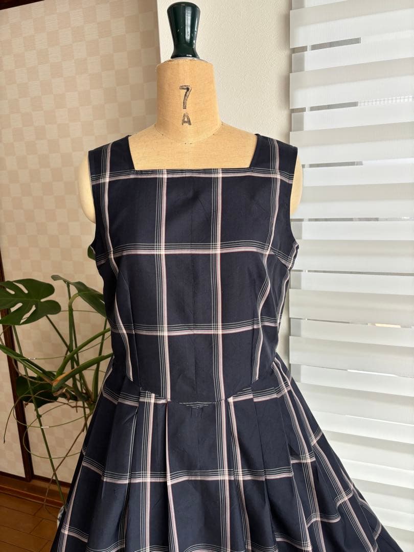 大島紬角襟開きの大人可愛いノースリーブワンピースに