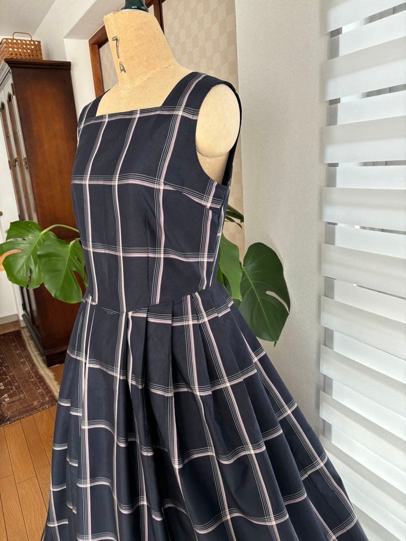 大島紬角襟開きの大人可愛いノースリーブワンピースに