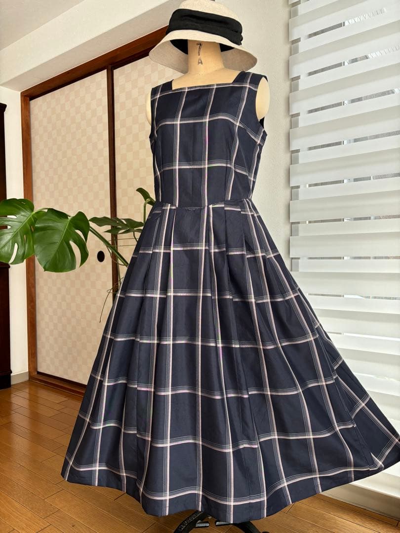 大島紬角襟開きの大人可愛いノースリーブワンピースに