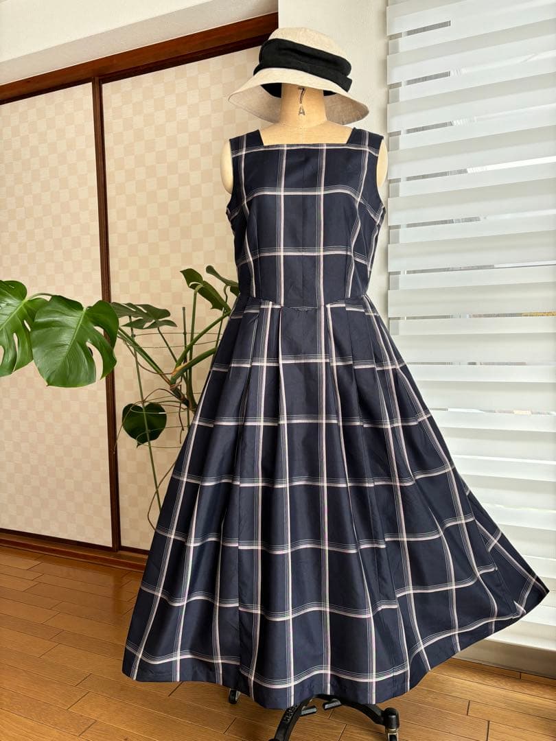 大島紬角襟開きの大人可愛いノースリーブワンピースに