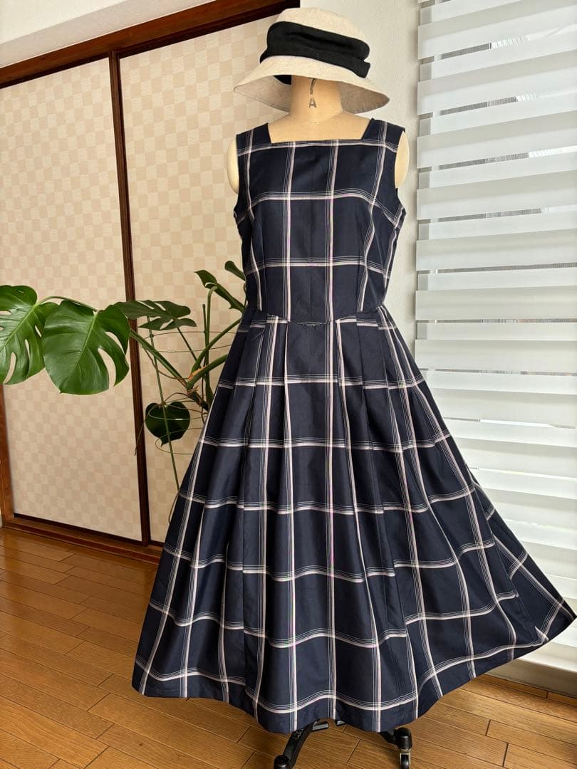 大島紬角襟開きの大人可愛いノースリーブワンピースに