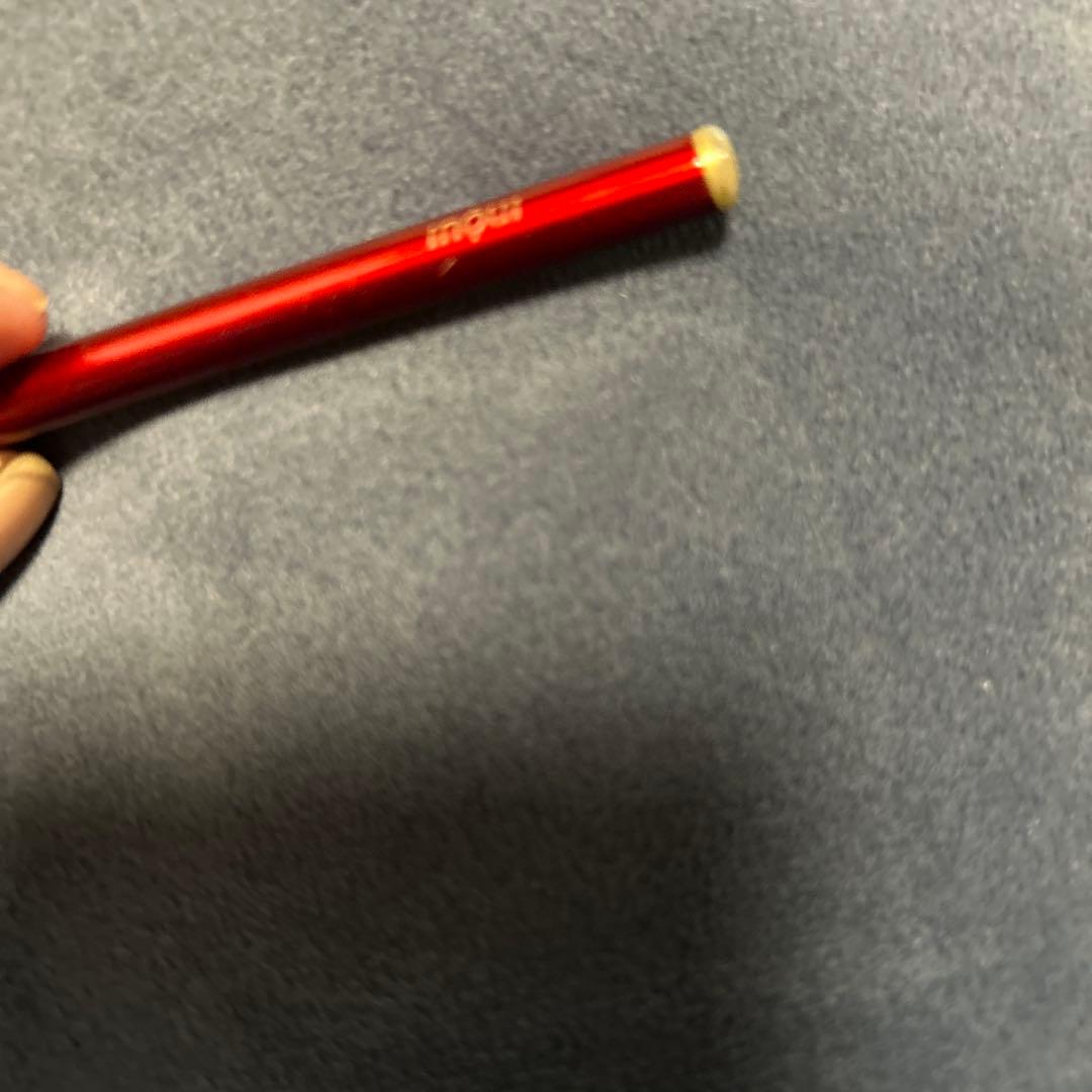 アイブロウペンシル 赤