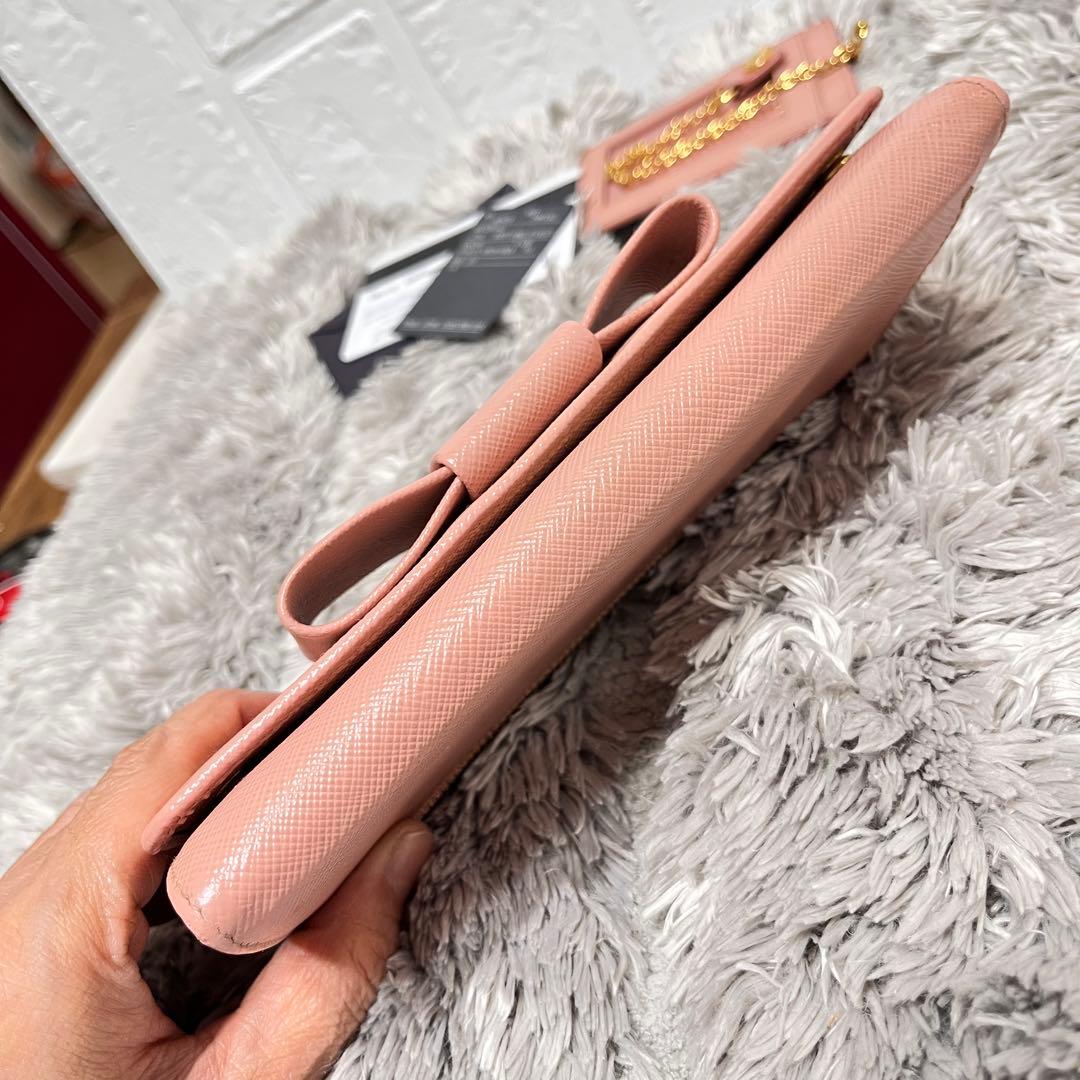 美品✨PRADA フィオッコサフィアーノ　ベビーピンク　メタルロゴ　2点セット