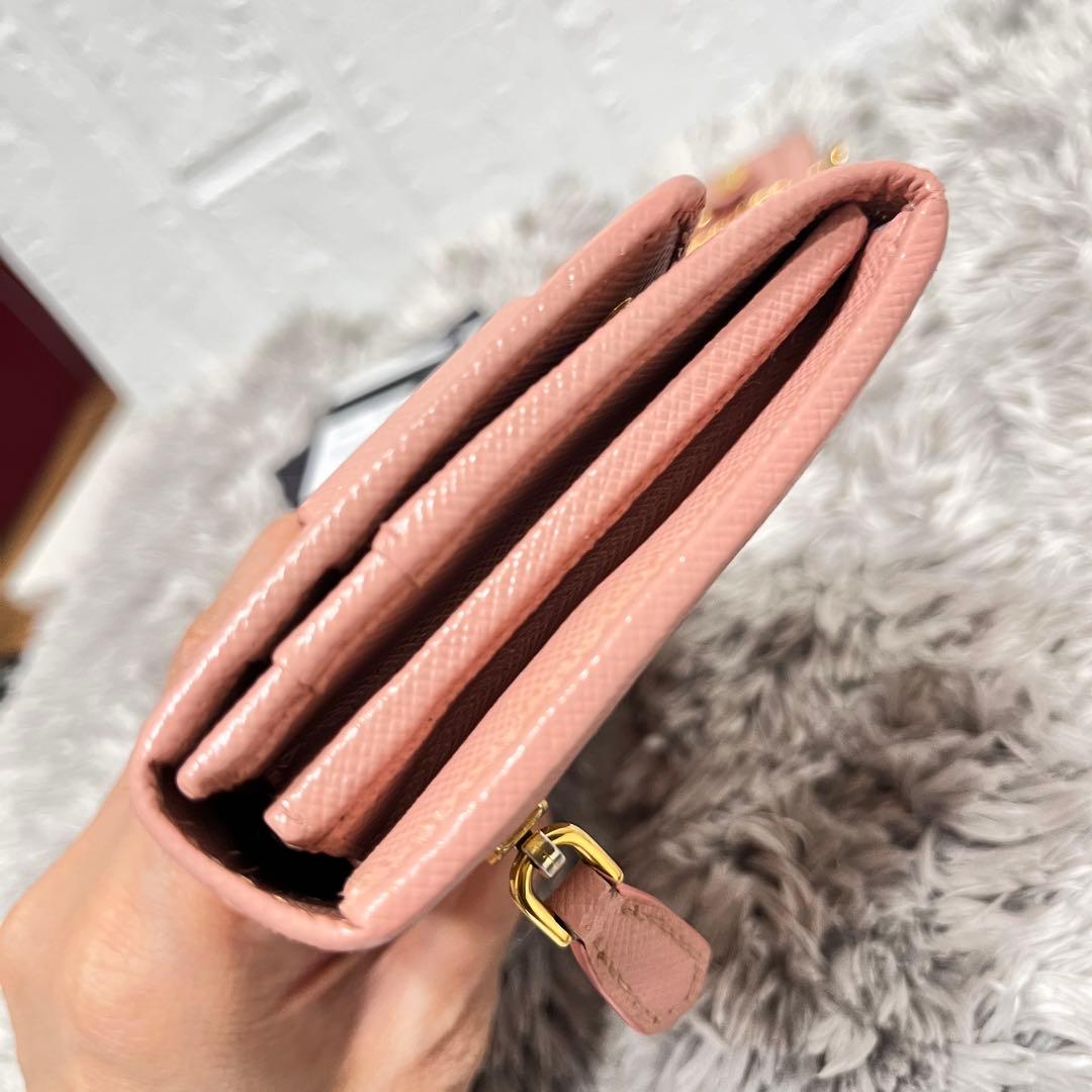 美品✨PRADA フィオッコサフィアーノ　ベビーピンク　メタルロゴ　2点セット