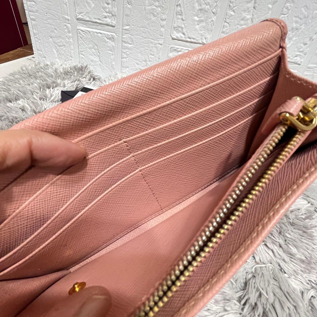 美品✨PRADA フィオッコサフィアーノ　ベビーピンク　メタルロゴ　2点セット