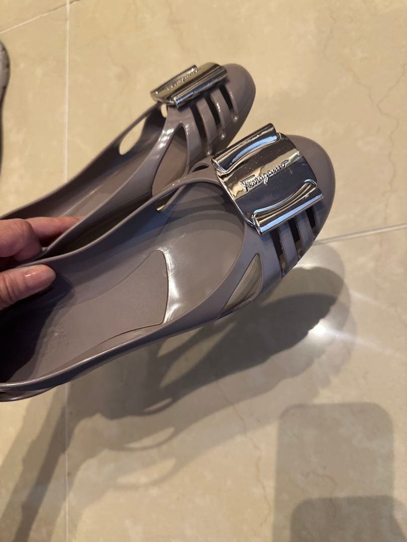 ブラウン バレエフラットシューズ メタルバックル付き