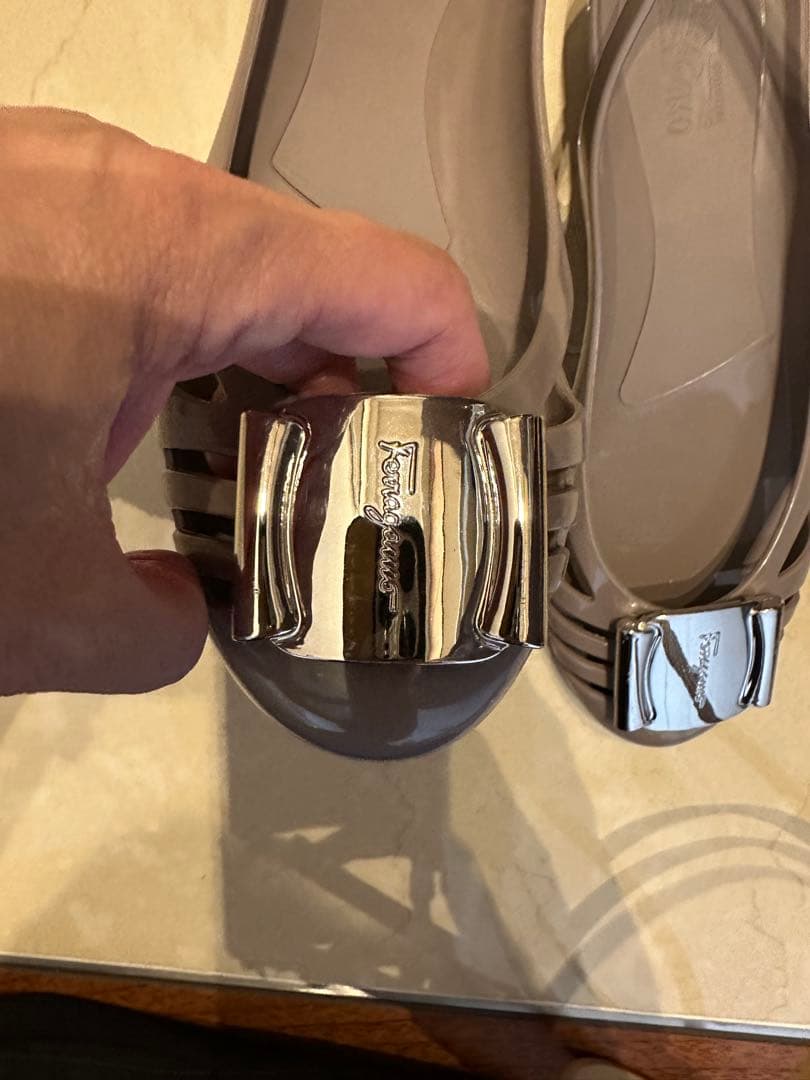 ブラウン バレエフラットシューズ メタルバックル付き