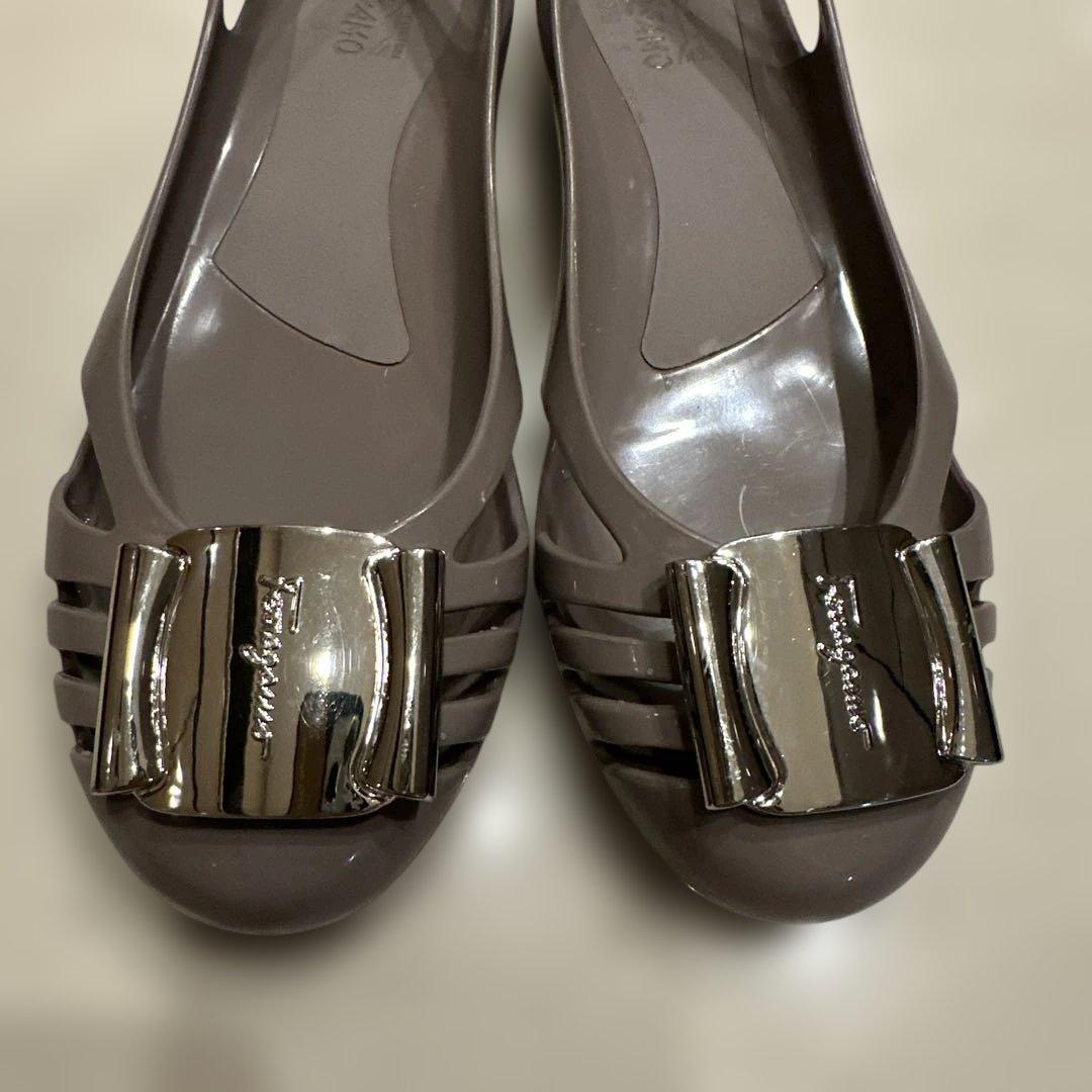 ブラウン バレエフラットシューズ メタルバックル付き