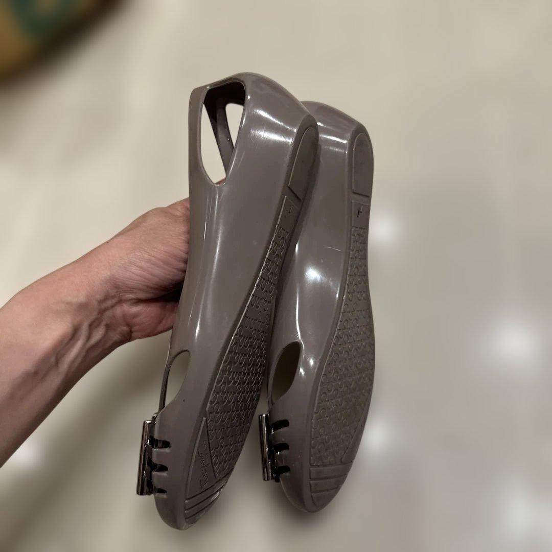 ブラウン バレエフラットシューズ メタルバックル付き