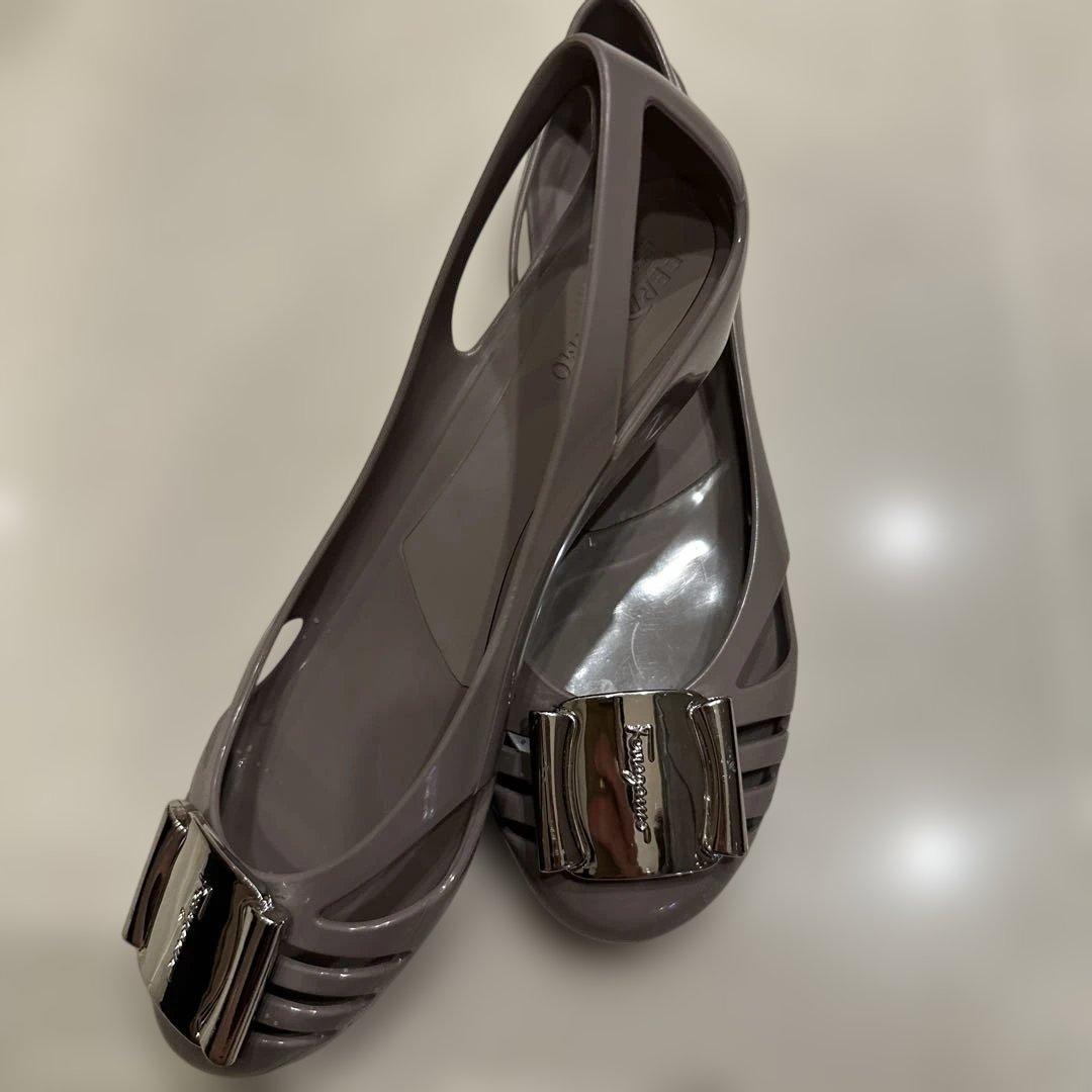 ブラウン バレエフラットシューズ メタルバックル付き