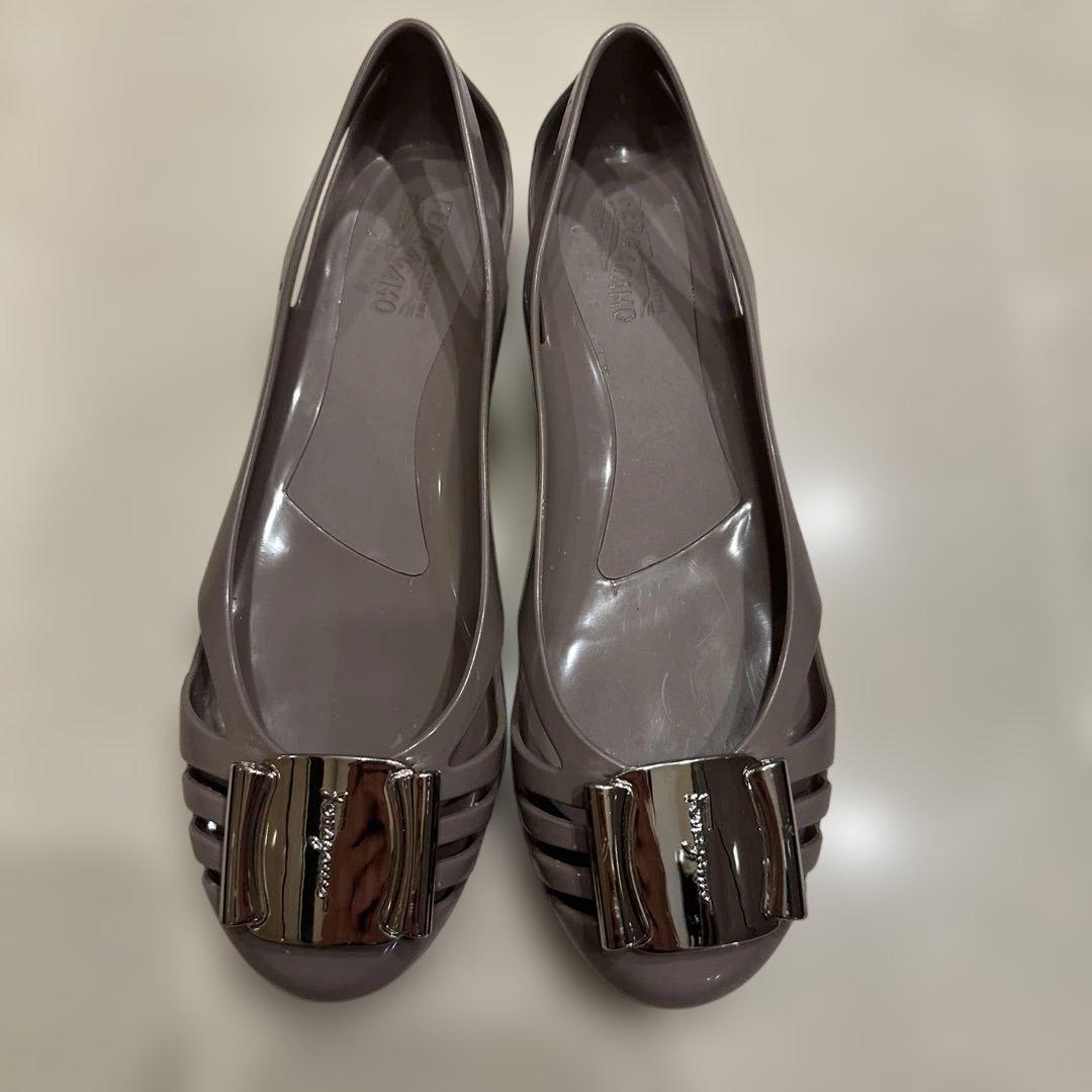 ブラウン バレエフラットシューズ メタルバックル付き