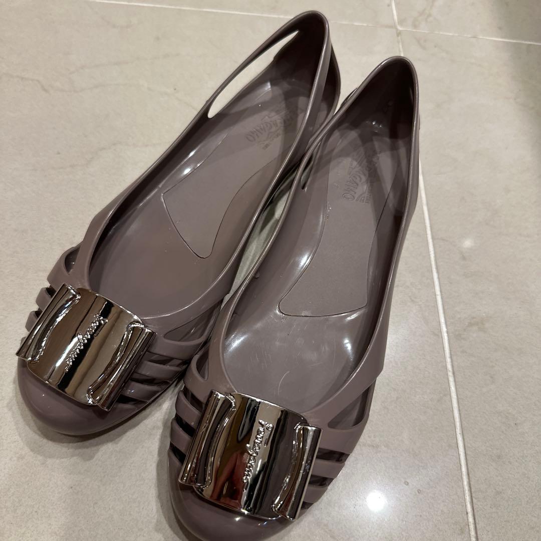 ブラウン バレエフラットシューズ メタルバックル付き