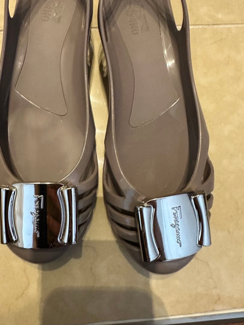 ブラウン バレエフラットシューズ メタルバックル付き