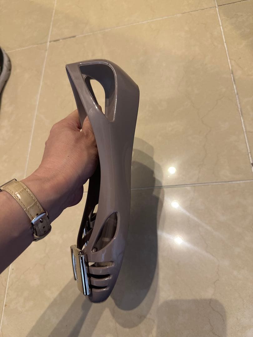 ブラウン バレエフラットシューズ メタルバックル付き