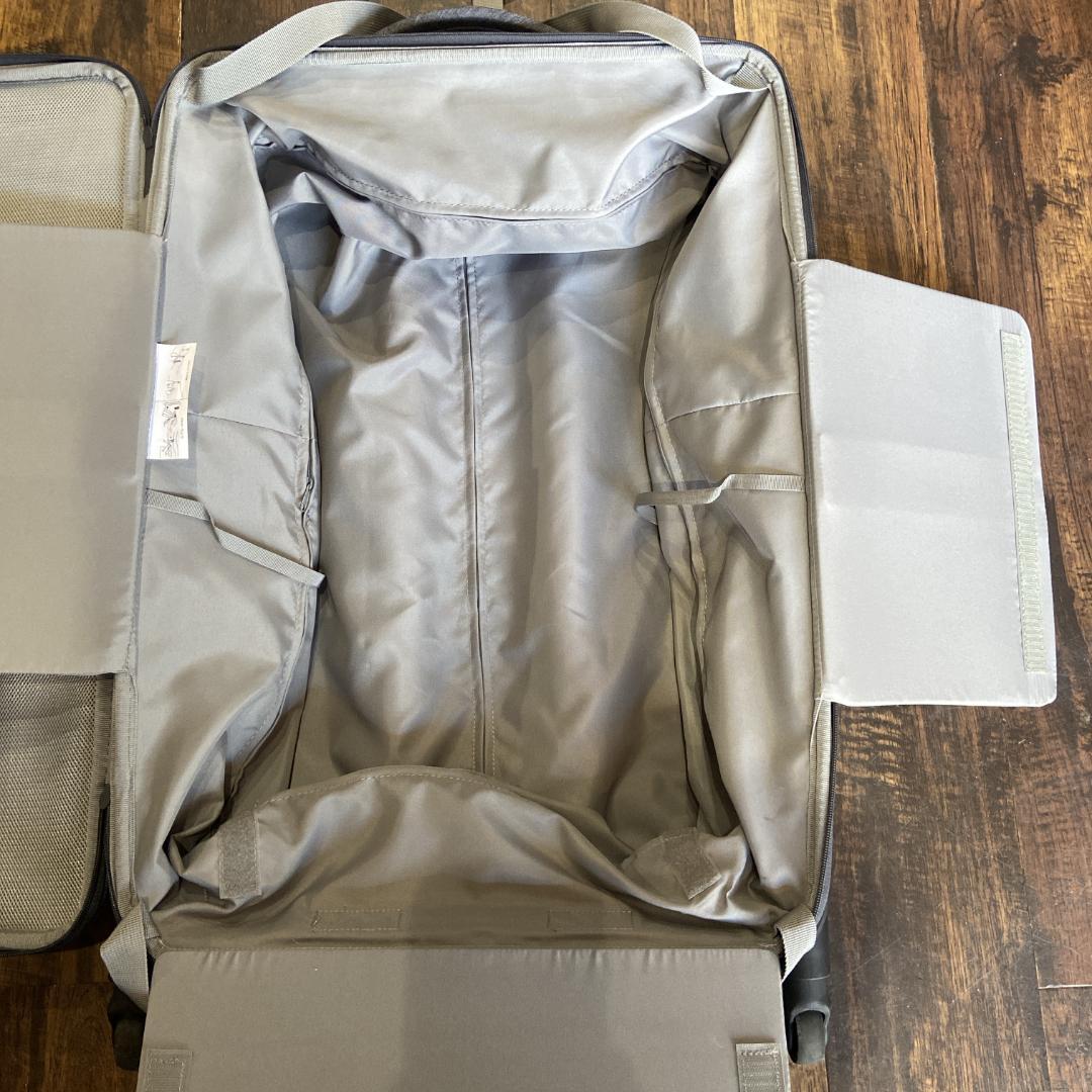 無印良品 半分の厚みで収納できるソフト キャリーケース 63L スーツケース