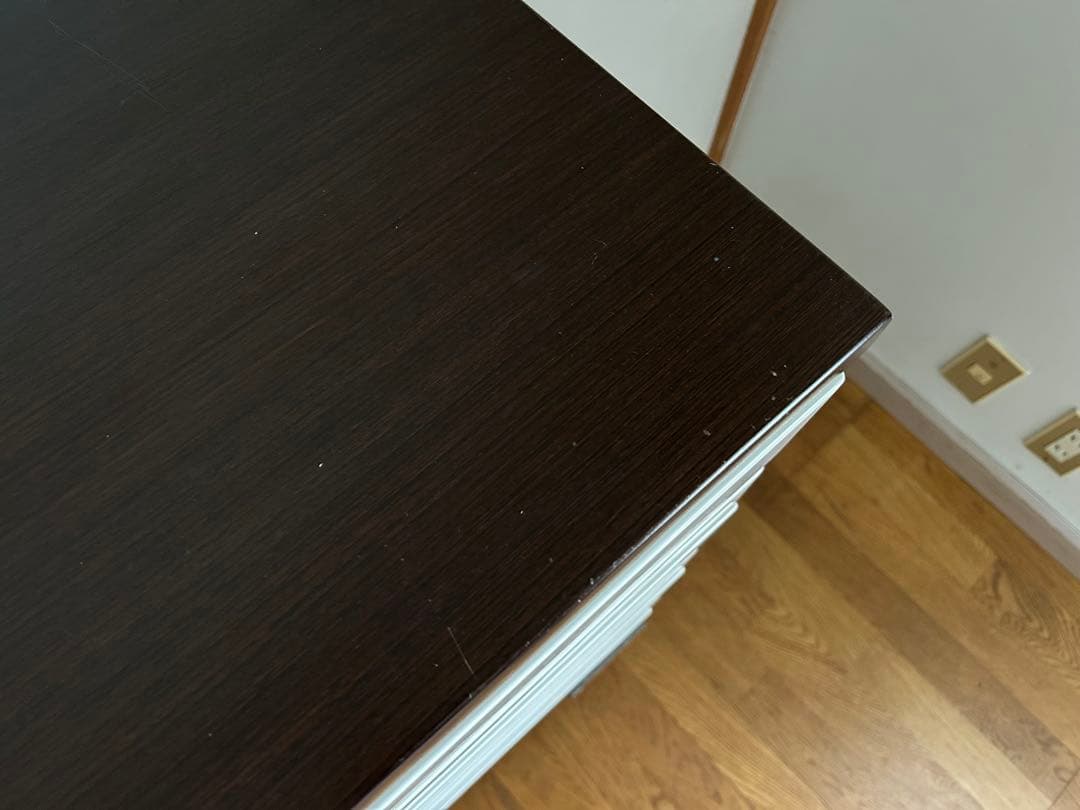 ダークブラウンの木製チェスト完成品