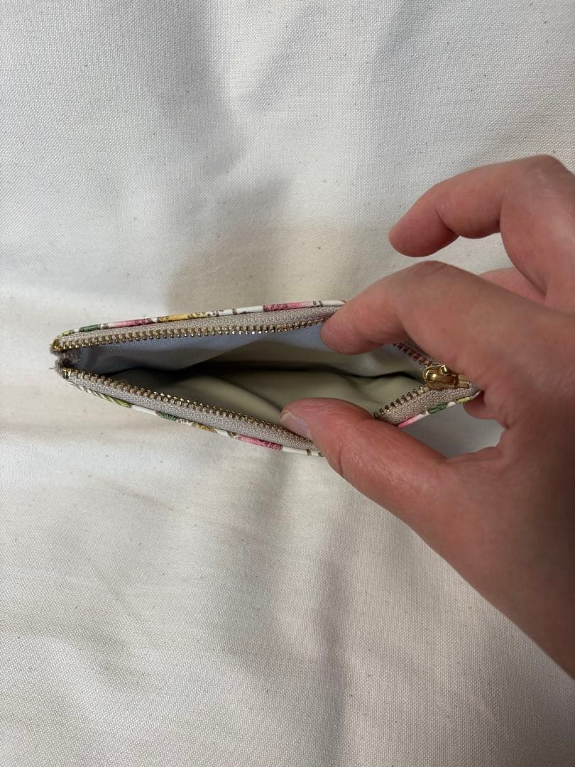 【ほぼ未使用】文庫屋大関 いちご柄 限定色 変形がま口　廃盤品 貴重