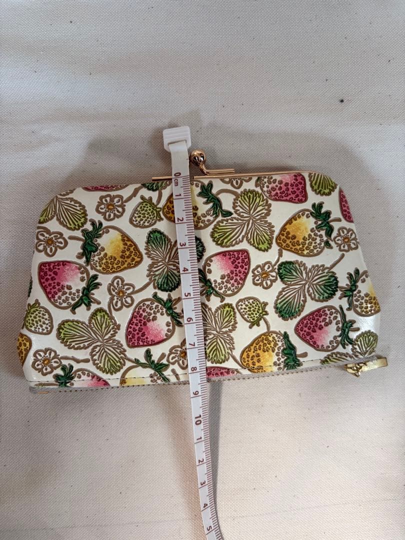 【ほぼ未使用】文庫屋大関 いちご柄 限定色 変形がま口　廃盤品 貴重