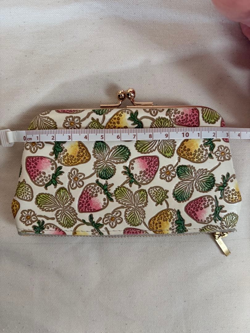 【ほぼ未使用】文庫屋大関 いちご柄 限定色 変形がま口　廃盤品 貴重