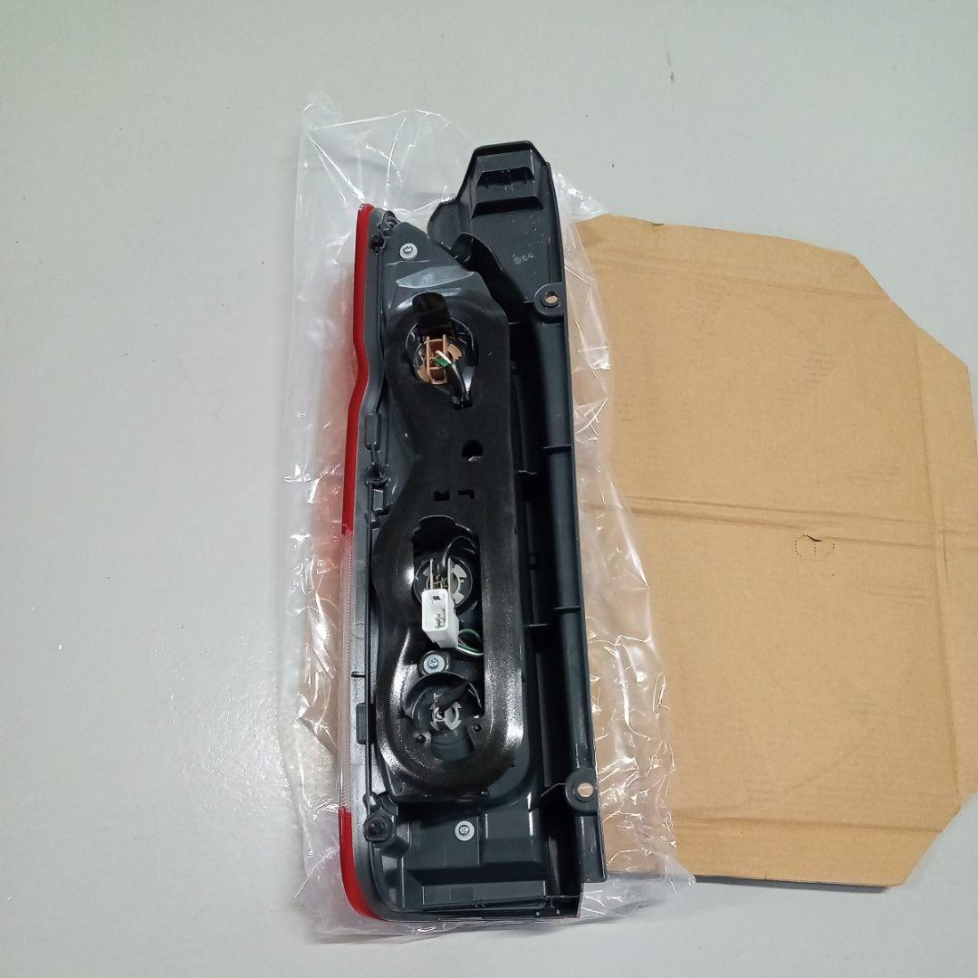 【新車外し】【送料無料】トヨタ　200系ハイエース純正後期テールランプ　右側　②