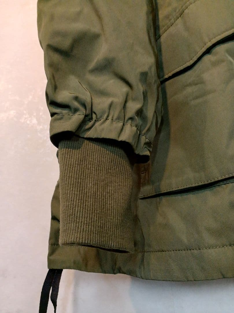 オリーブ色ミリタリージャケット