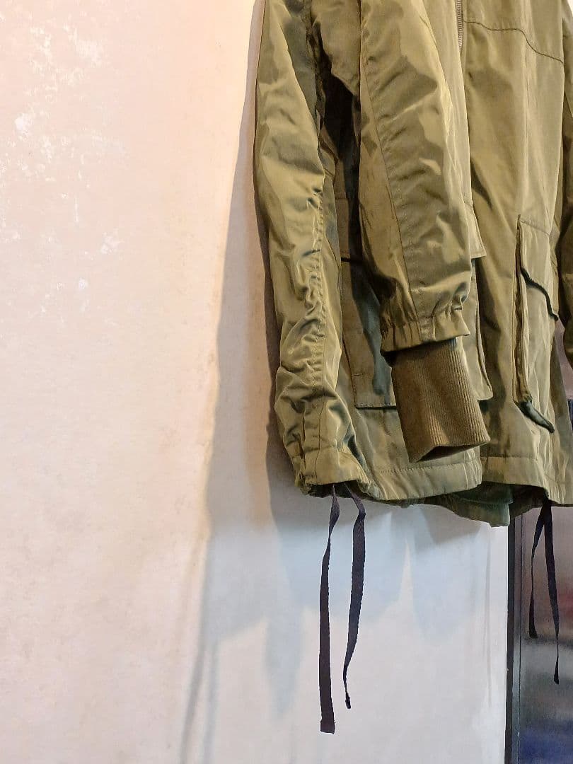 オリーブ色ミリタリージャケット