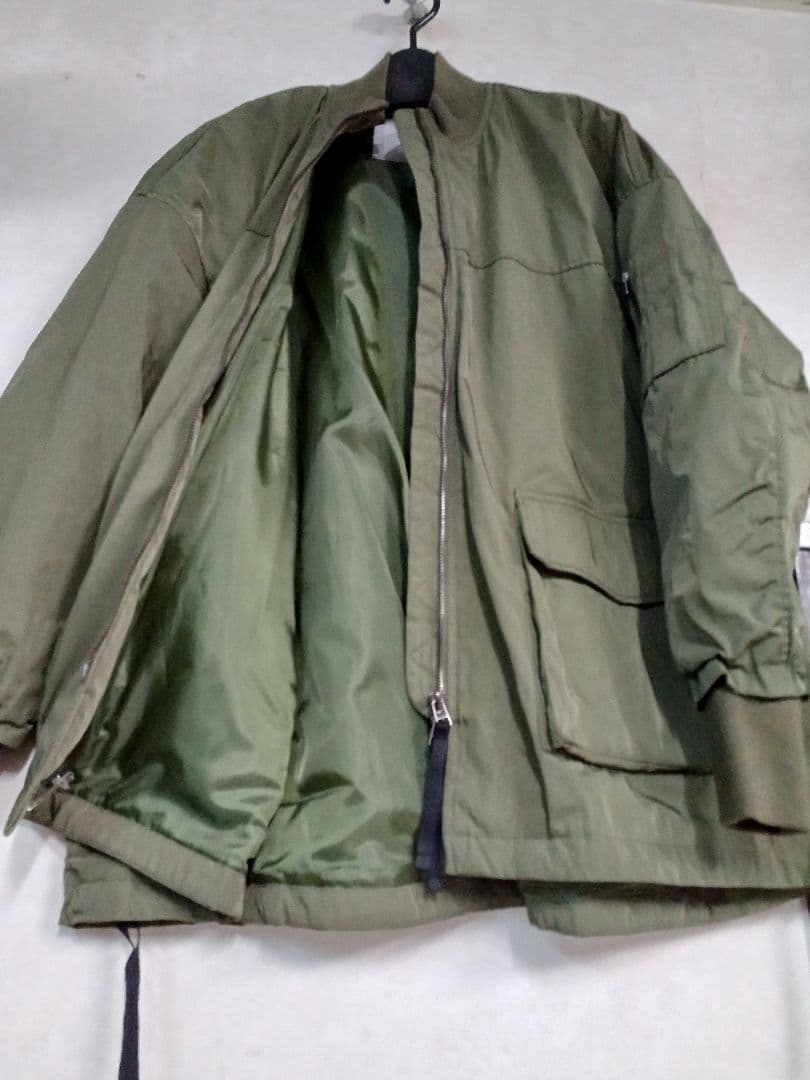 オリーブ色ミリタリージャケット