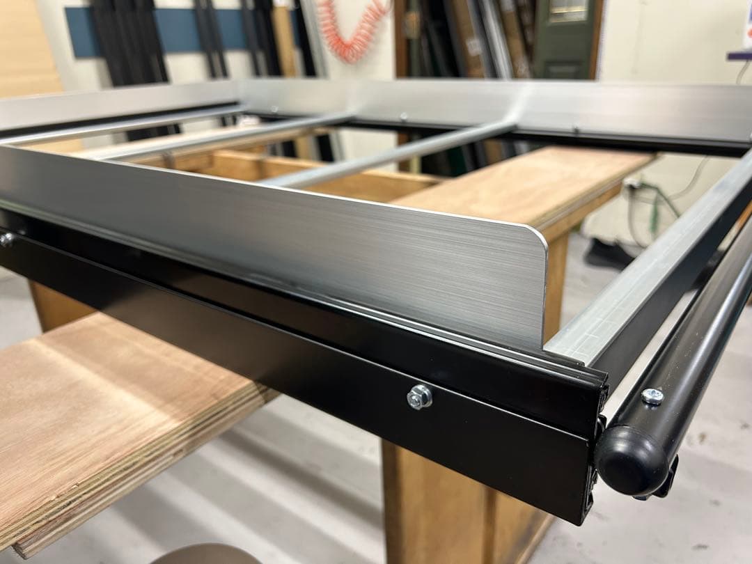いの　スライドフロア黒レールアルミパネル 引手ポール付、棚板フェルト無し