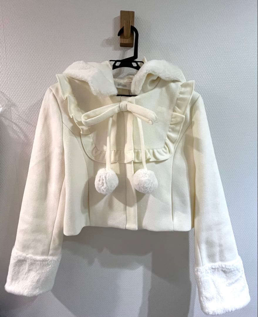 pium ファーリボンヨークフリルショートコート ホワイト