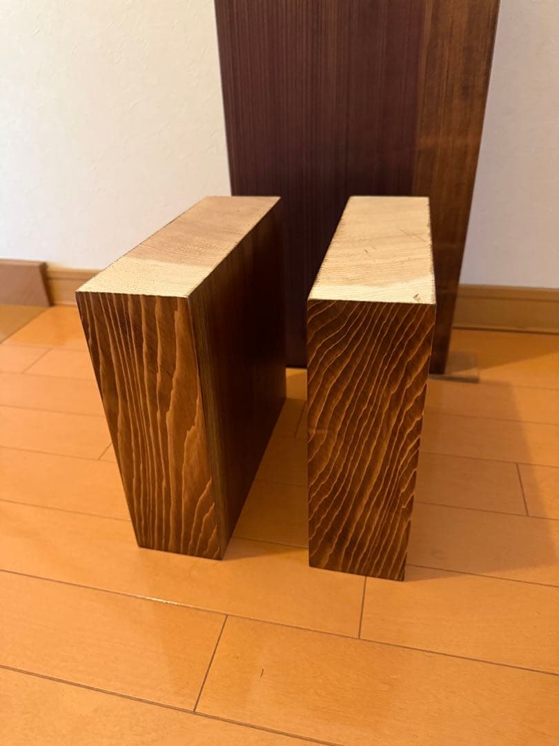天然杉一枚板サイドテーブル、ワトコオイルダークウォルナット仕上げ‼️