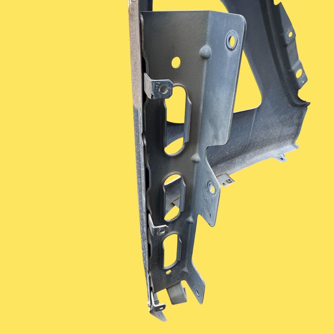 日産UD クオン フロント バンパー　助手席　左　純正部品　キズあり