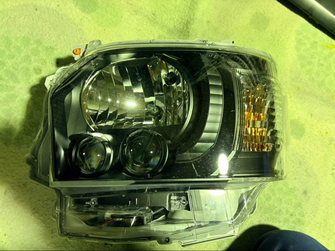 フ*シ様 ハイエース　トヨタ純正　マットブラック加工　ヘッドライト　業者施工品