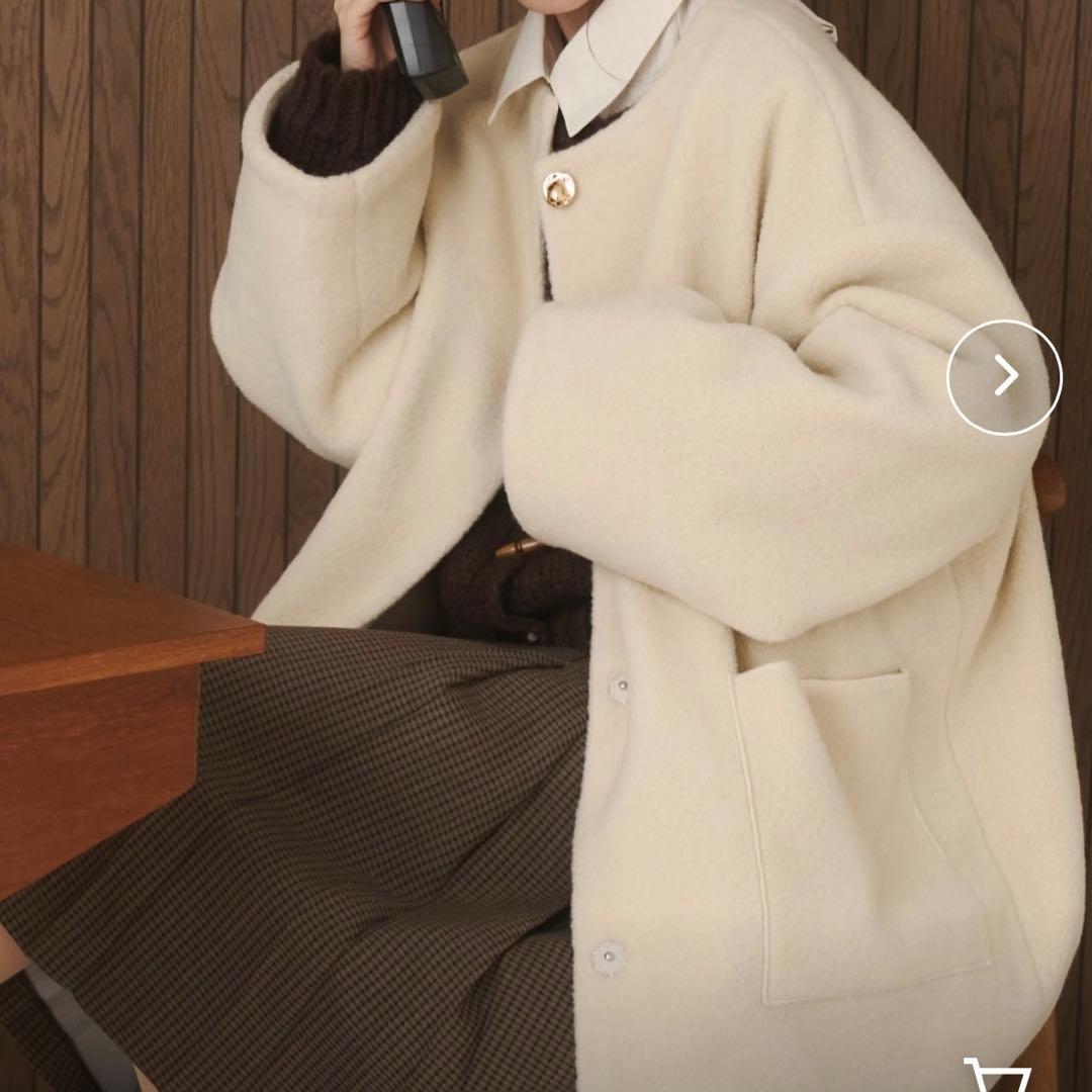 moi tytto ノーカラーボアミドルコート