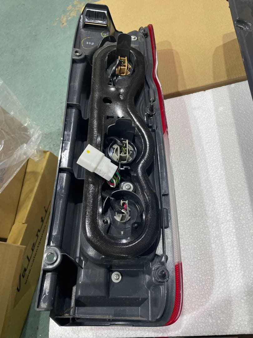 J*7様 ハイエース7型純正テール