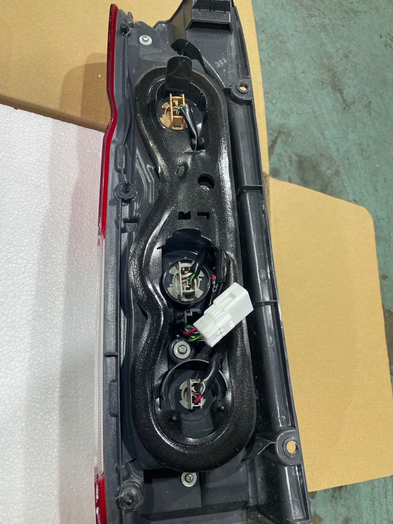 J*7様 ハイエース7型純正テール