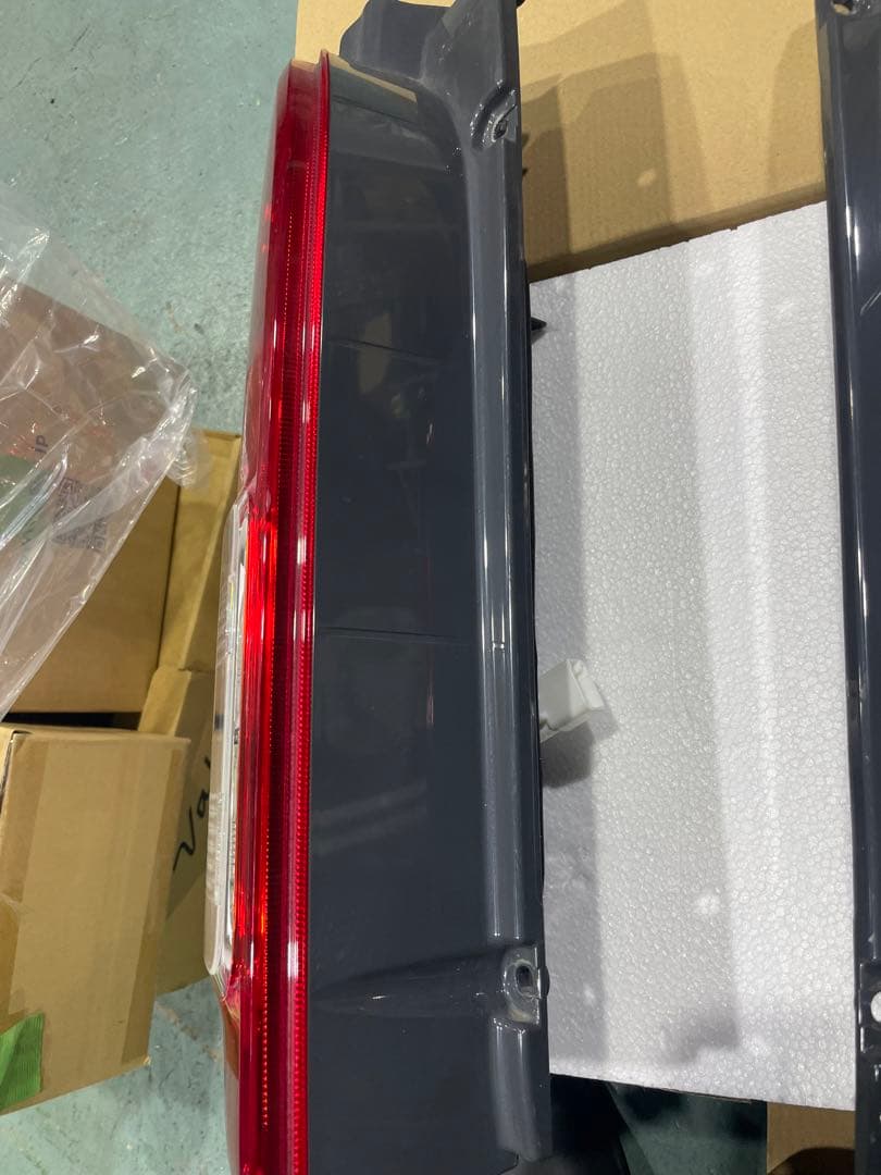 J*7様 ハイエース7型純正テール