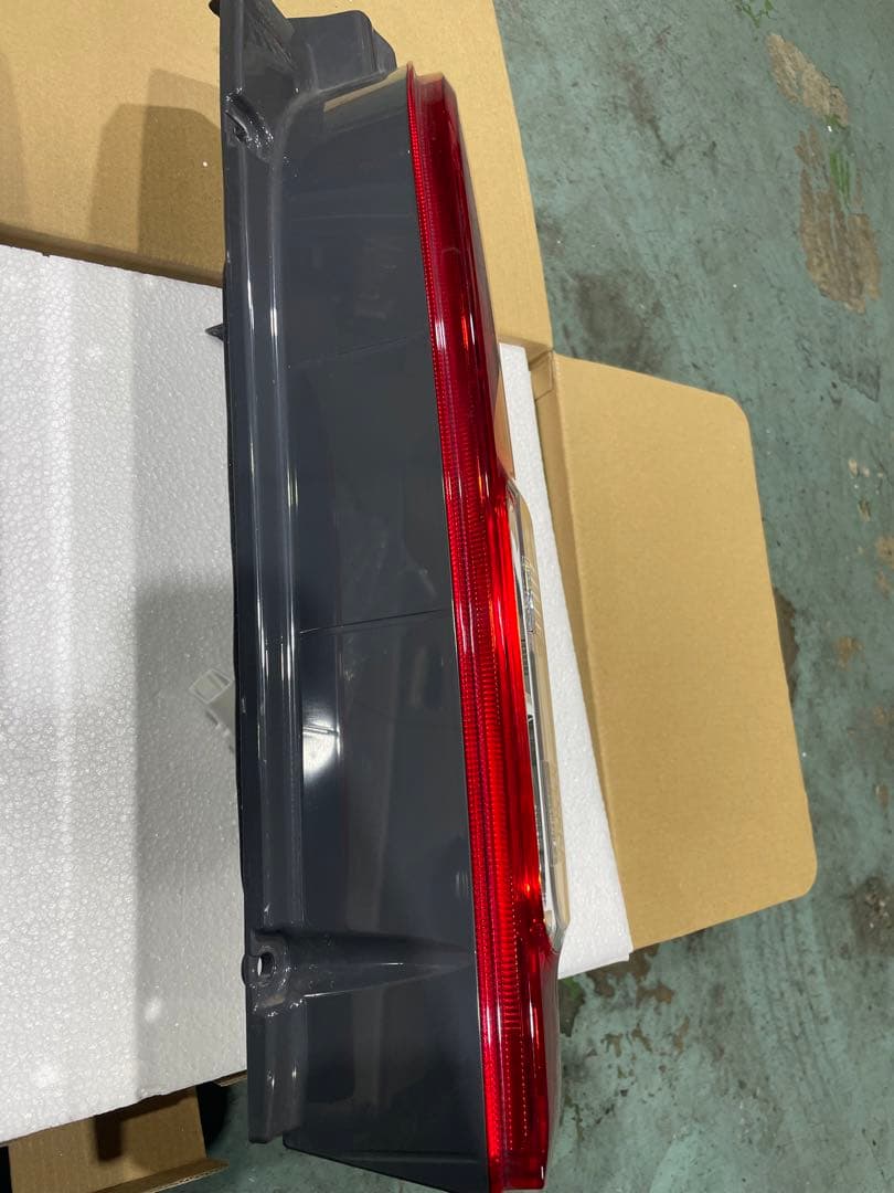 J*7様 ハイエース7型純正テール