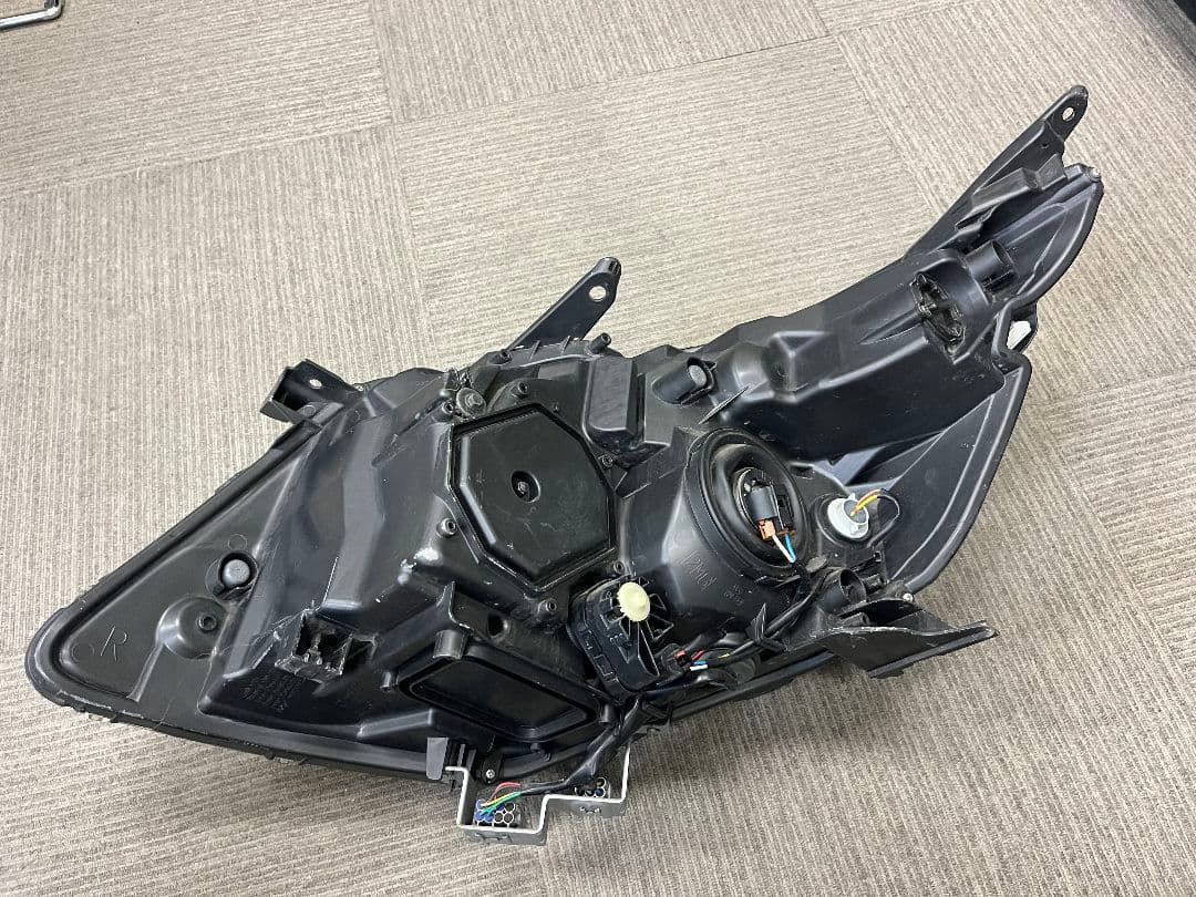 メーカー：トヨタ 車名：ヴォクシー80系 商品名：右ヘッドランプユニット