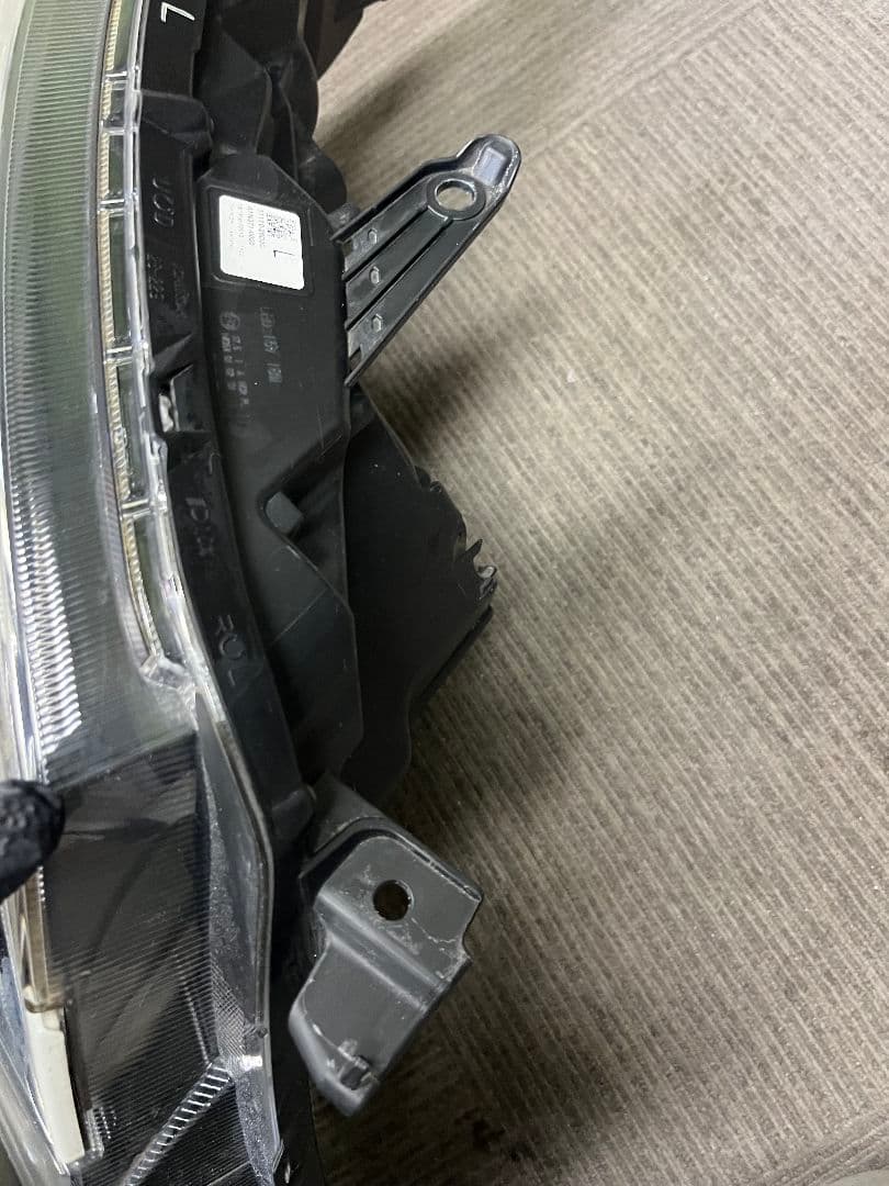 メーカー：トヨタ 車名：ヴォクシー80系 商品名：右ヘッドランプユニット