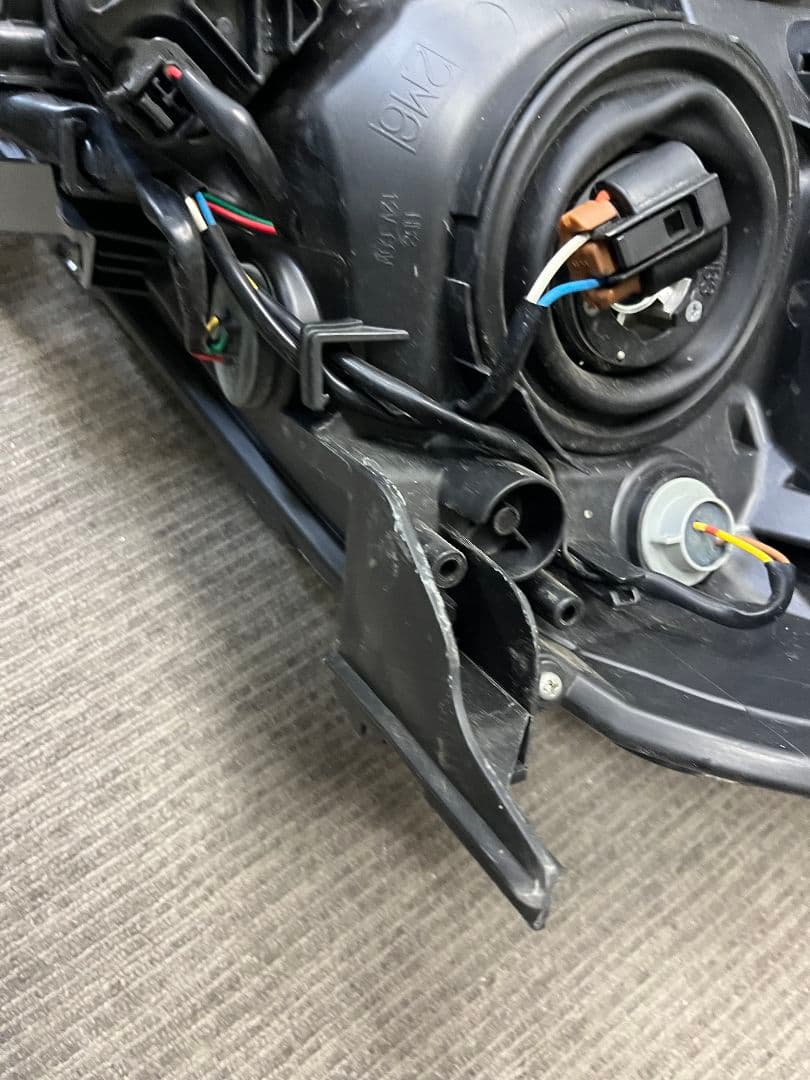 メーカー：トヨタ 車名：ヴォクシー80系 商品名：右ヘッドランプユニット