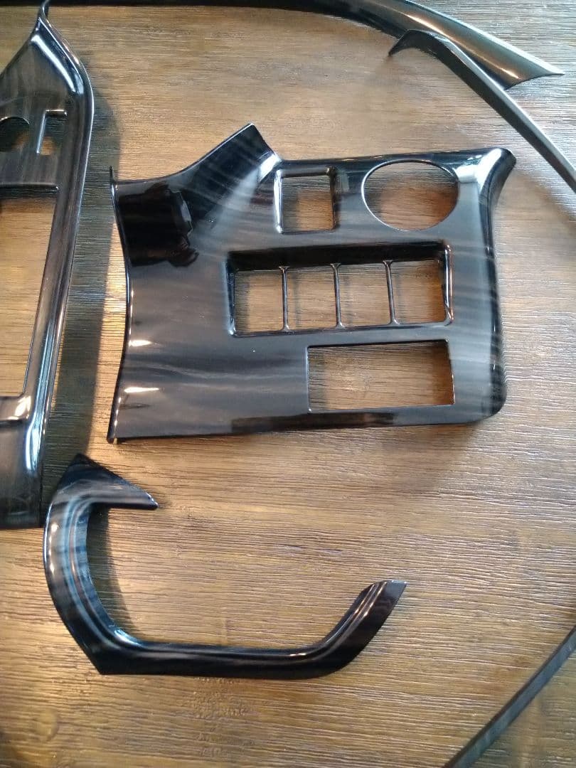 ヴォクシー８０　シルクブレイズ　インテリアパネル　黒木目